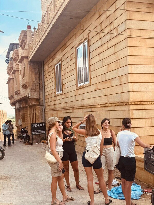 Un grupo de personas frente a un edificio con un letrero que dice 'LIFE SOLORA'.