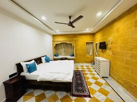 Habitación Deluxe doble | Ropa de cama de alta calidad y espacio para trabajar con un portátil