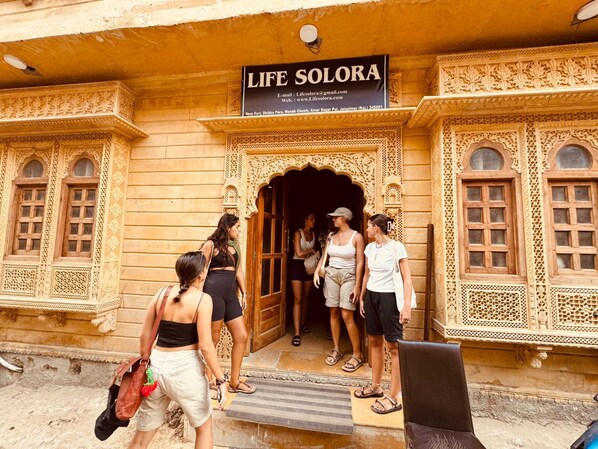 Un edificio con detalles arquitectónicos ornamentados y un letrero que dice "LIFE SOLORA".