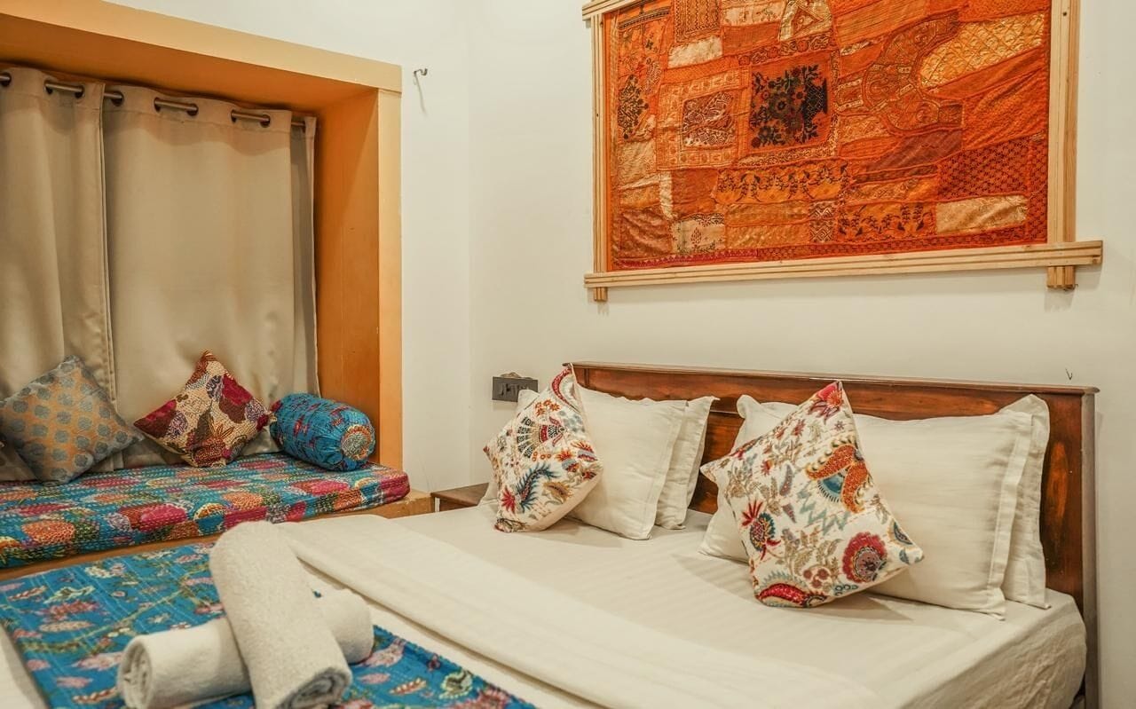 Habitación Deluxe doble | Ropa de cama de alta calidad y espacio para trabajar con un portátil