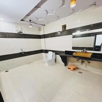 Ropa de cama de alta calidad y espacio para trabajar con laptop 