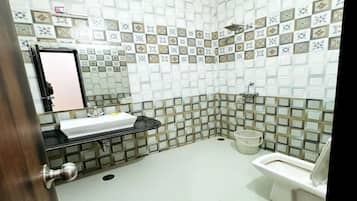 Deluxe dubbelrum | Badrum | Dusch, handdukar, tvål och schampo