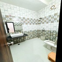 Deluxe Double Room | Bathroom | Shower, towels, soap, shampoo