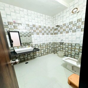 Quarto casal luxo | Banheiro | Chuveiro, toalhas de banho, sabonete, shampoo