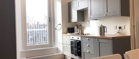 Refrigerador, microondas, horno y lavavajillas