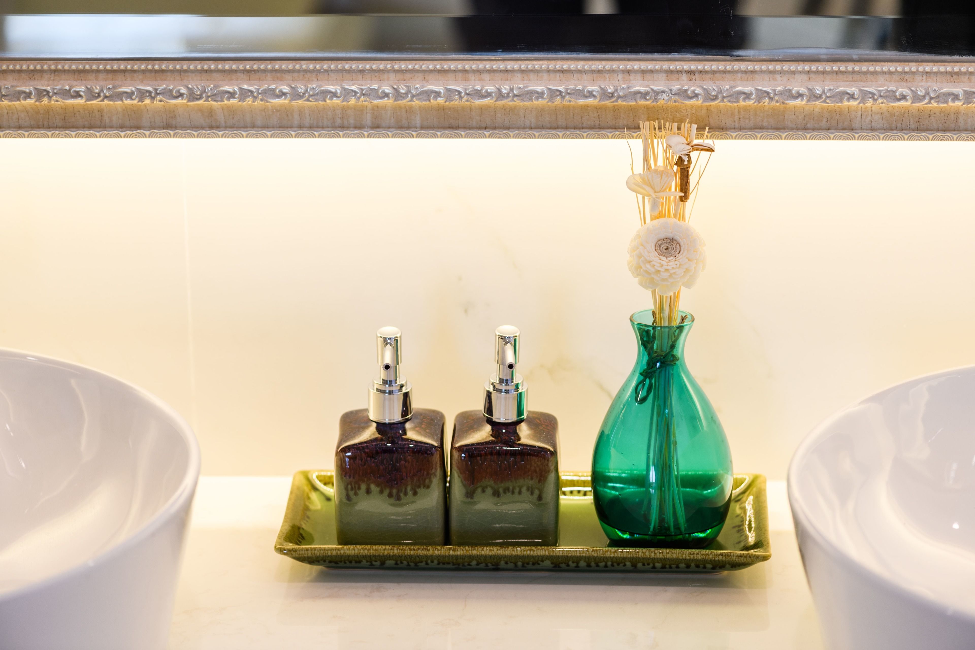 separate bathtub and shower, deep-soaking bathtub, rainfall showerhead