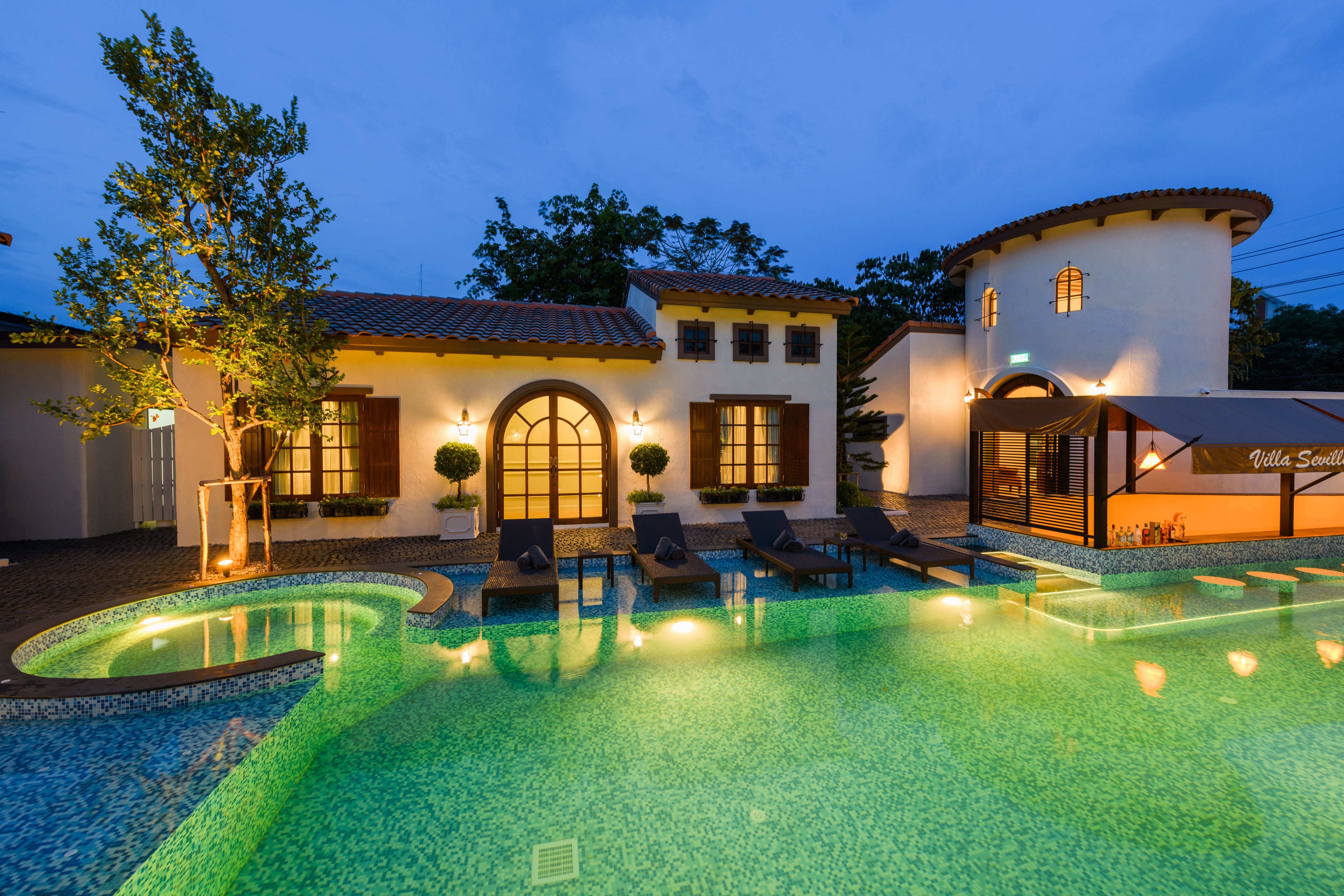 outdoor pool, pool loungers