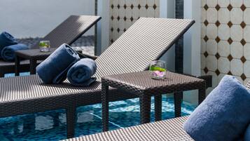 Televisi layar datar 40-inci dengan saluran TV kabel dan Smart TV