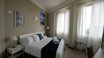 Caja de seguridad en la habitación, escritorio y cortinas blackout