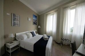 In-room safe, desk, blackout drapes, WiFi (free) - Luna Rooms (Savona)