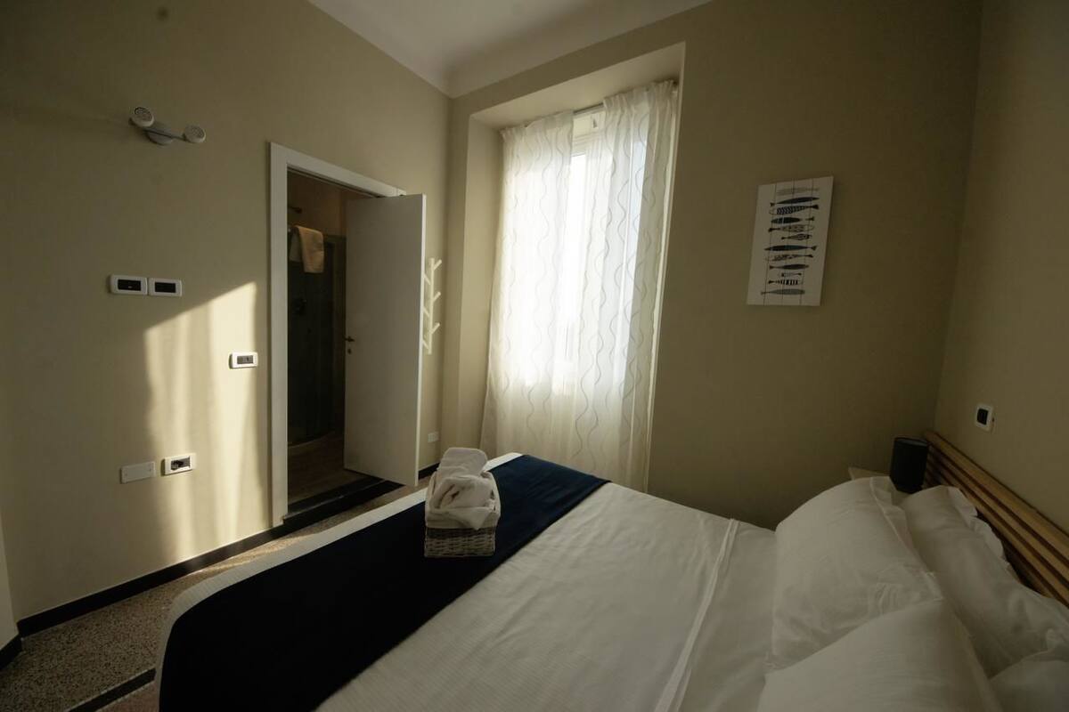 Odada kasa, masa, güneşlik/perde, ücretsiz kablosuz İnternet