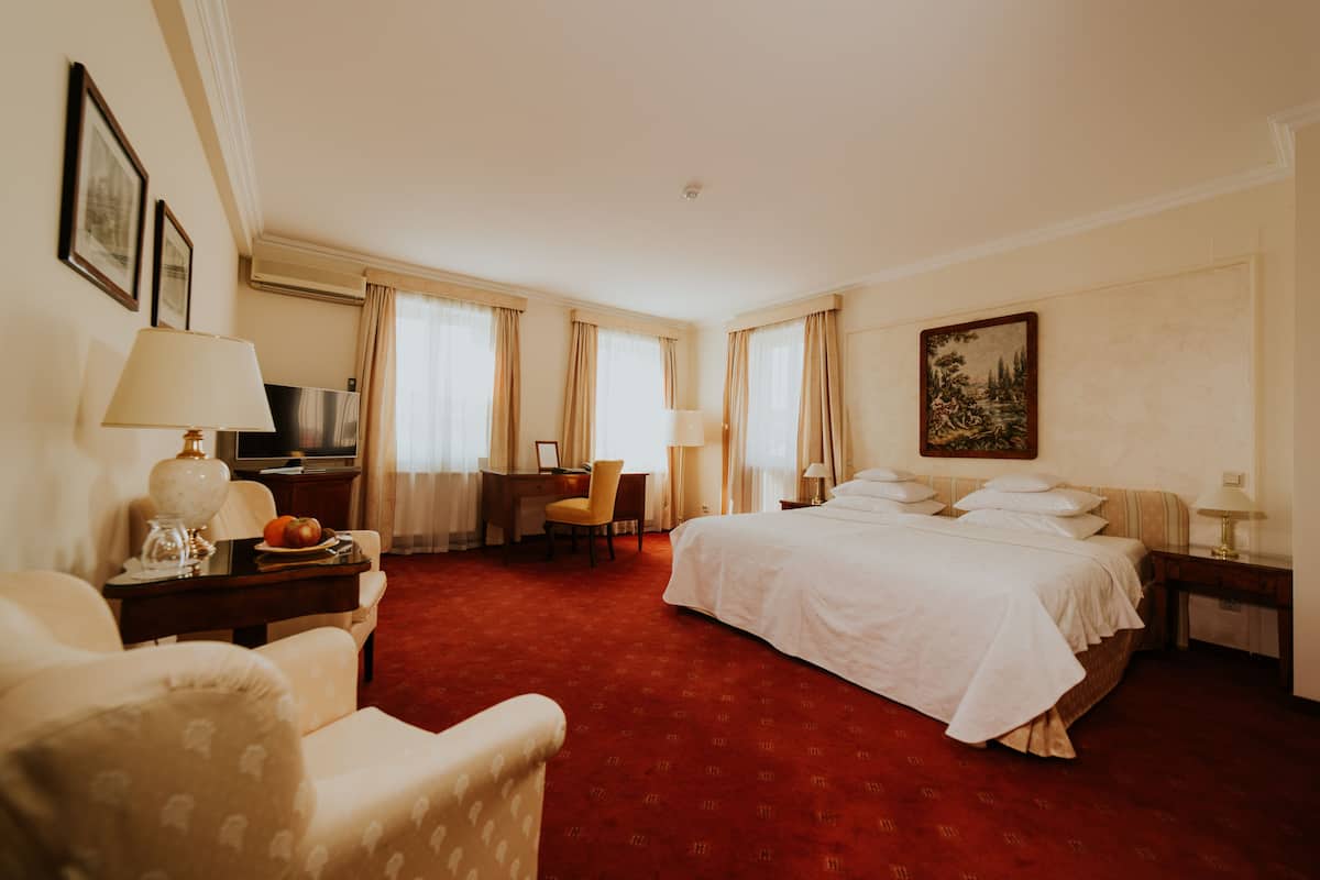 Suite, 1 Double Bed | Living room