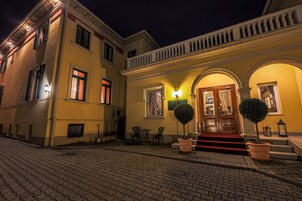 Fachada de la propiedad por la tarde o noche