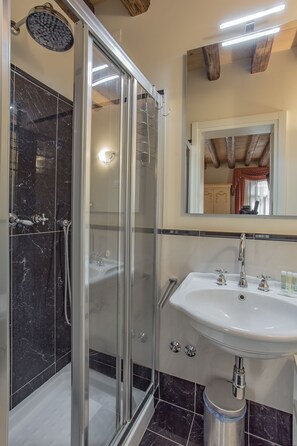 Apartment, 3 Bedrooms | Bathroom | Deep soaking tub, free toiletries, bidet, towels - Venezia - Santa Croce 1797 (Venice)