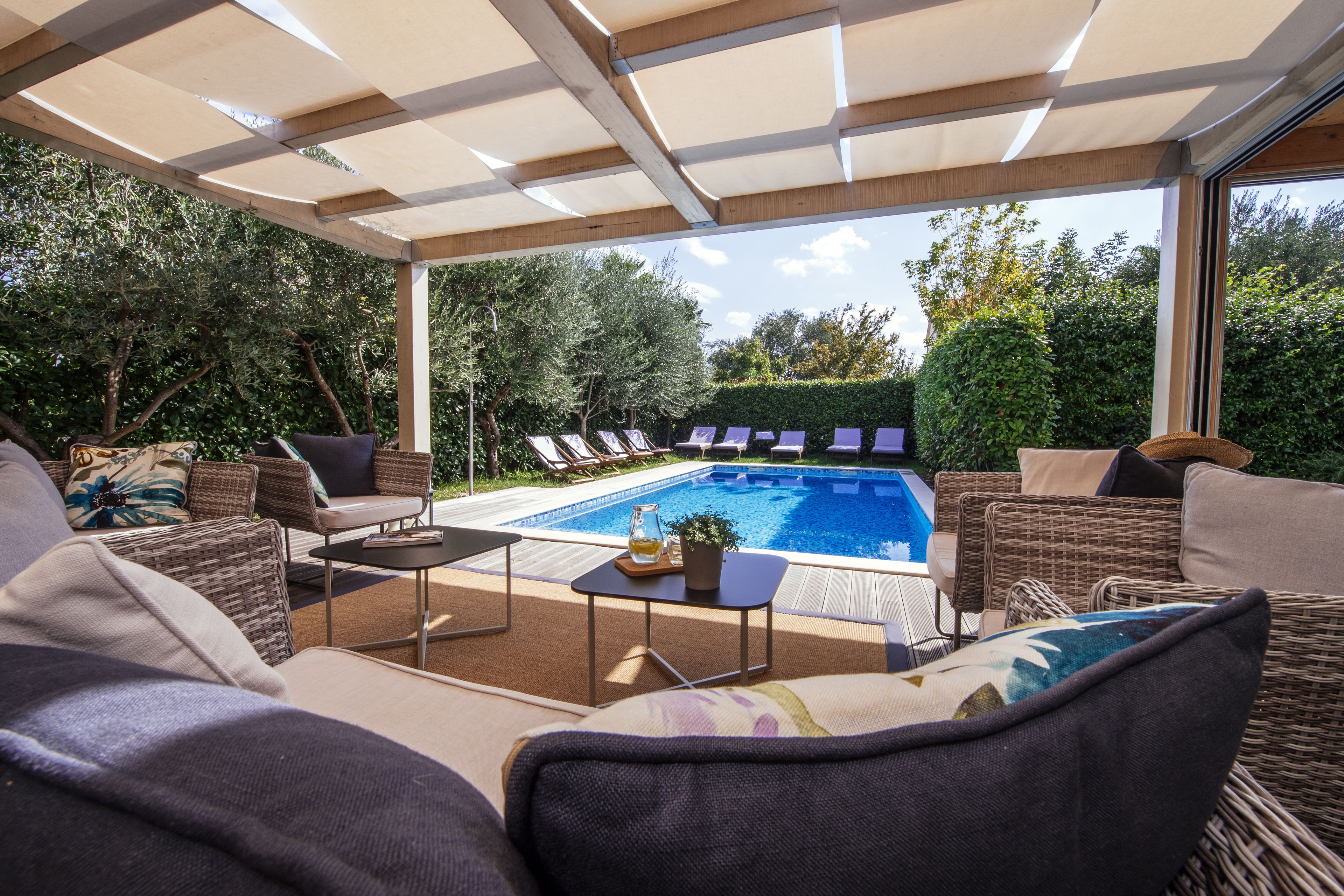 Kolam renang outdoor musiman, dengan payung kolam renang