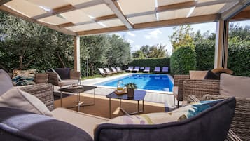 Kolam renang outdoor musiman, dengan payung kolam renang