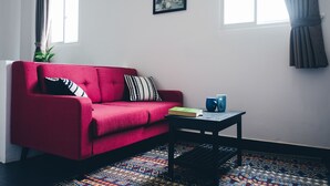 Studio (with Window) | Wohnzimmer | LCD-Fernseher