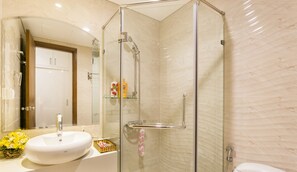 Regadera, amenidades de baño gratuitas, secadora de cabello, toallas 