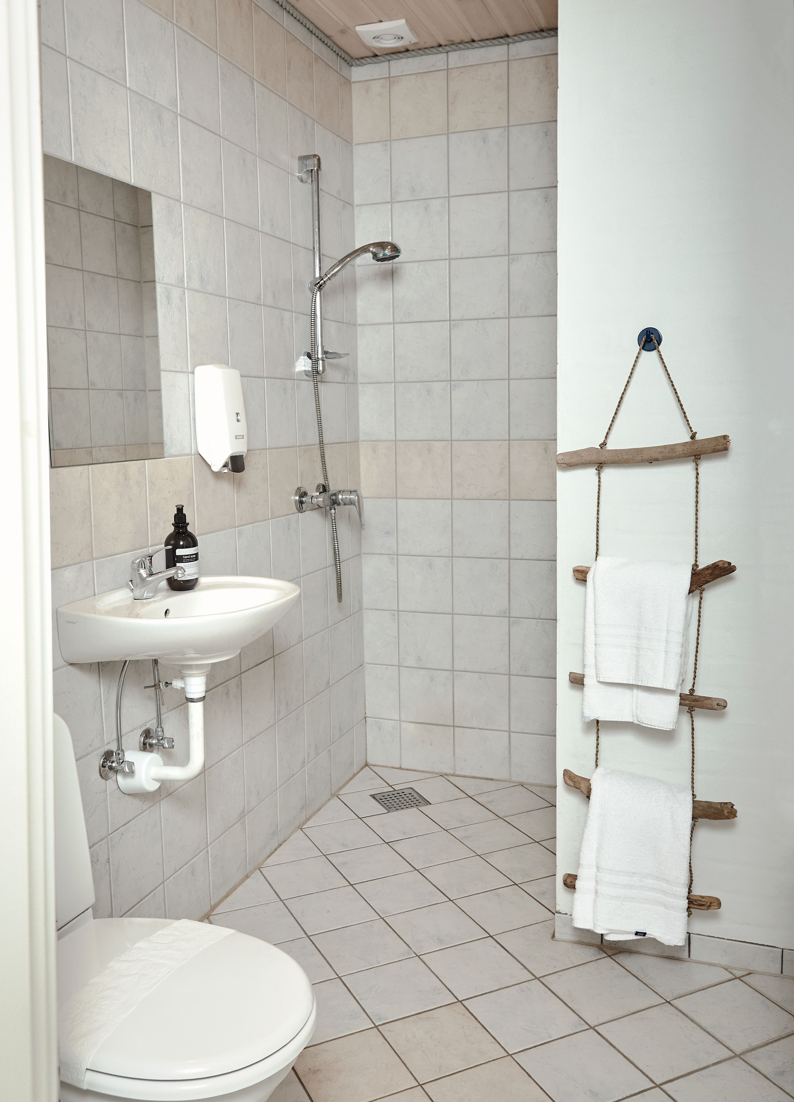 Ein Badezimmer mit Toilette, Waschbecken und Dusche.