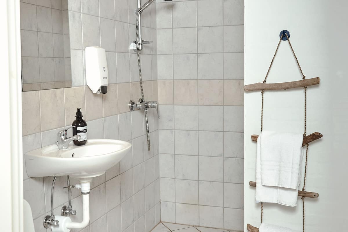 Comfort-Doppelzimmer, 1 Doppelbett, barrierefrei, Gartenblick | Badezimmer