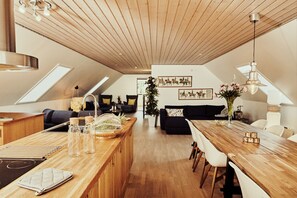 Presidential-Penthouse, Mehrere Betten, Nichtraucher, Gartenblick | Essbereich im Zimmer