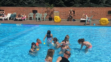 Una piscina al aire libre de temporada