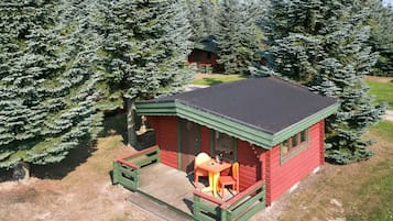 Cabane, plusieurs lits, salle de bains commune, vue jardin | Coin cuisine privé | Batterie de cuisine, vaisselle et ustensiles