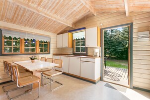 Family Cabin, 2 Bedrooms, Shared Bathroom, Garden View | Private kitchenette | Cookware/dishes/utensils