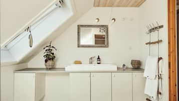 Penthouse presidencial, varias camas, para no fumadores, vista al jardín | Baño | Regadera y toallas