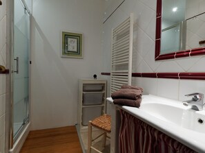 Double or Twin Room, Private Bathroom, Garden View | Bathroom - Les Célestines (Lavannes)