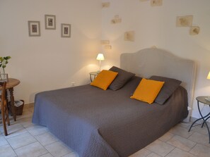 Double or Twin Room, Private Bathroom, Garden View - Les Célestines (Lavannes)