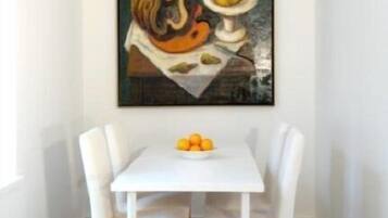 Design-Apartment, Mehrere Betten, Nichtraucher | Essbereich im Zimmer