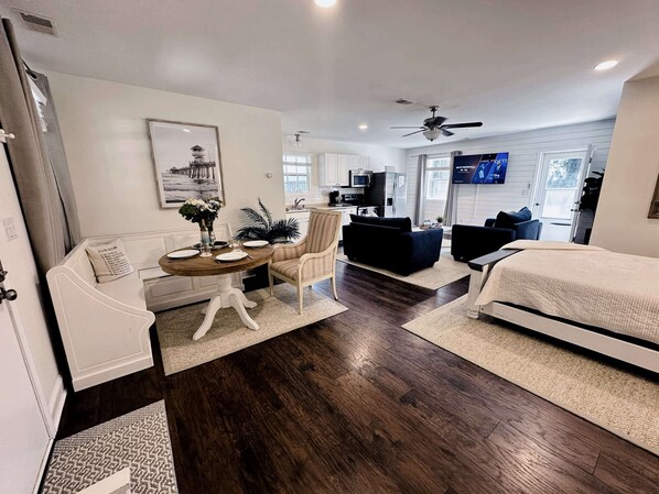 1 slaapkamer, een strijkplank/strijkijzer, wifi, beddengoed