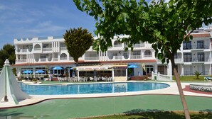 Un hôtel doté d’une piscine, d’un espace extérieur aménagé et d’un restaurant.