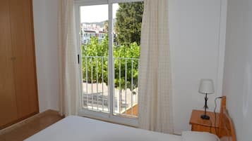 Iron/ironing board, free cots/infant beds, bed sheets