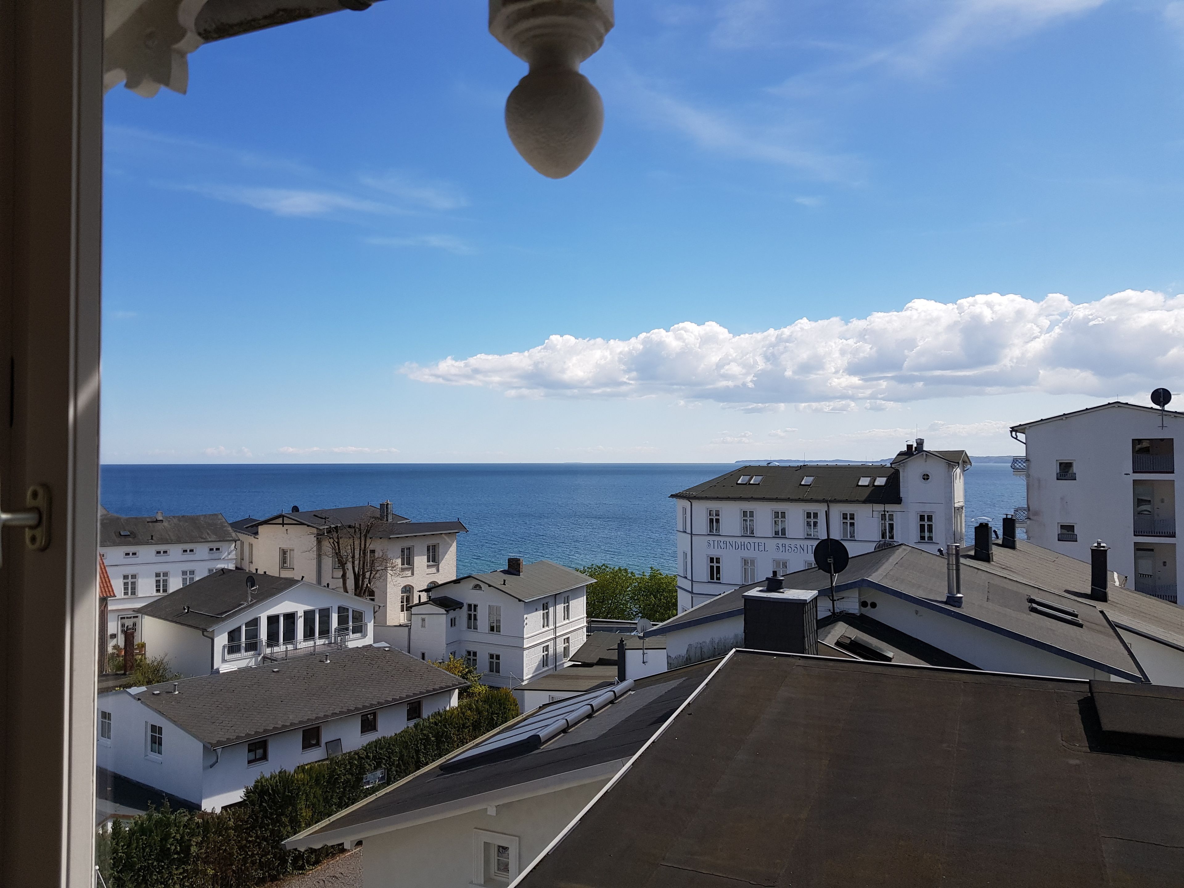 Un pueblo costero con edificios que dan al mar.