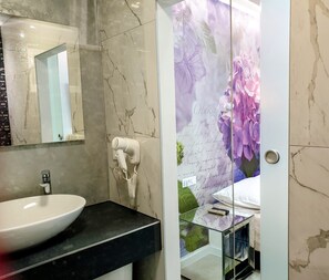 Cortinas blackout, Wi-Fi de cortesia, roupa de cama