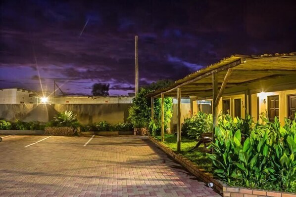 숙박 시설 정면 - 저녁/밤