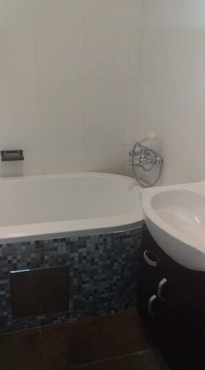 전신 욕조, 무료 세면용품, 헤어드라이어, 타월