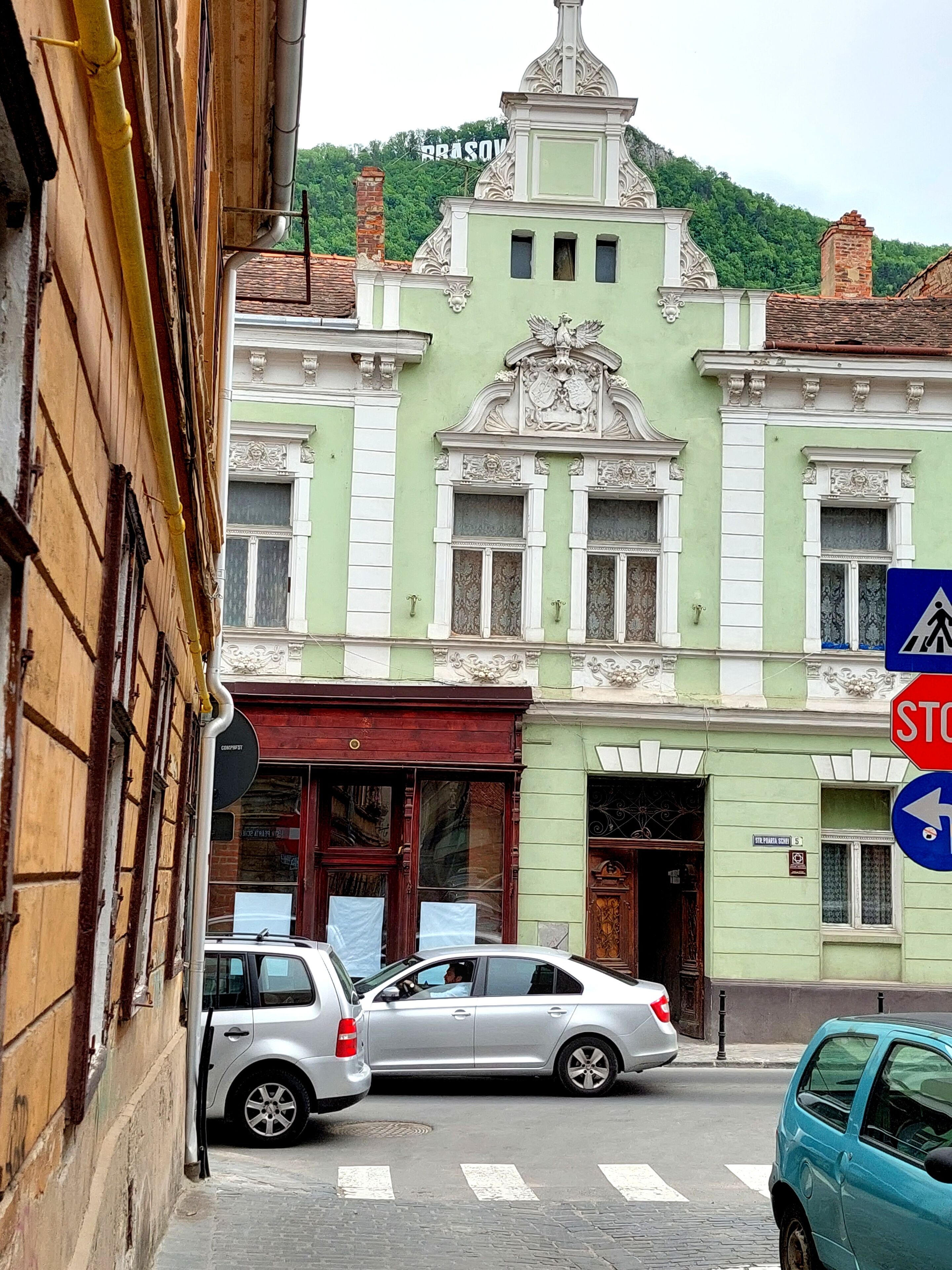 Un edificio histórico con detalles arquitectónicos ornamentales y fachada verde.