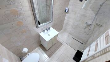 Deluxe-Apartment, Bergblick | Badezimmer | Dusche, kostenlose Toilettenartikel, Haartrockner, Handtücher