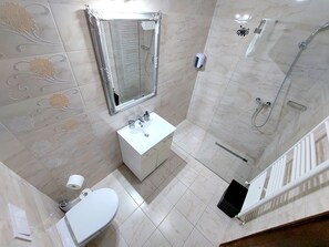 Deluxe Apartment, Mountain View | Bathroom | Shower, free toiletries, hair dryer, towels - Casa Roth Apartments (Brasov)