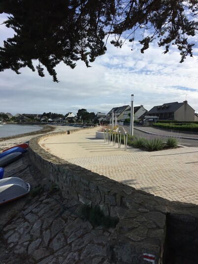 Independent housing 100 m from the port
