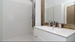 Studio | Badkamer | Een douche, gratis toiletartikelen, een haardroger, handdoeken