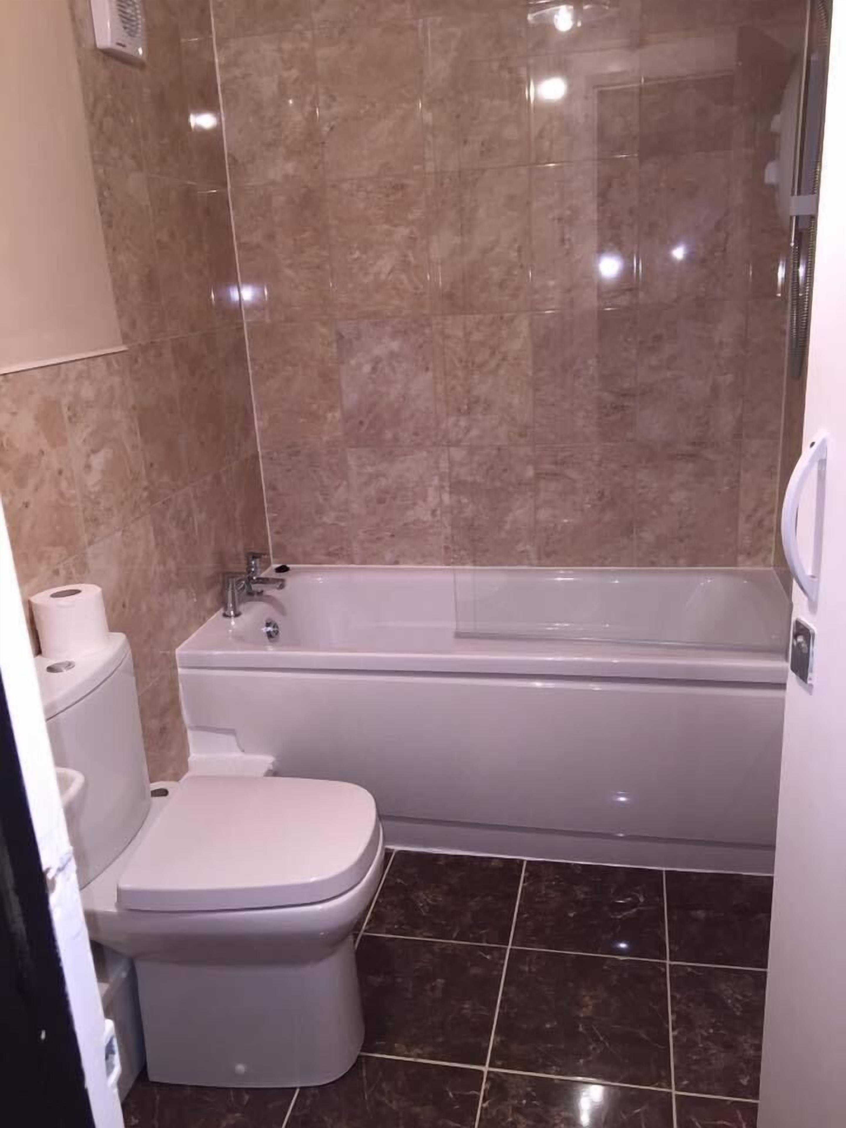 Combined shower/bathtub, free toiletries, hair dryer, towels
