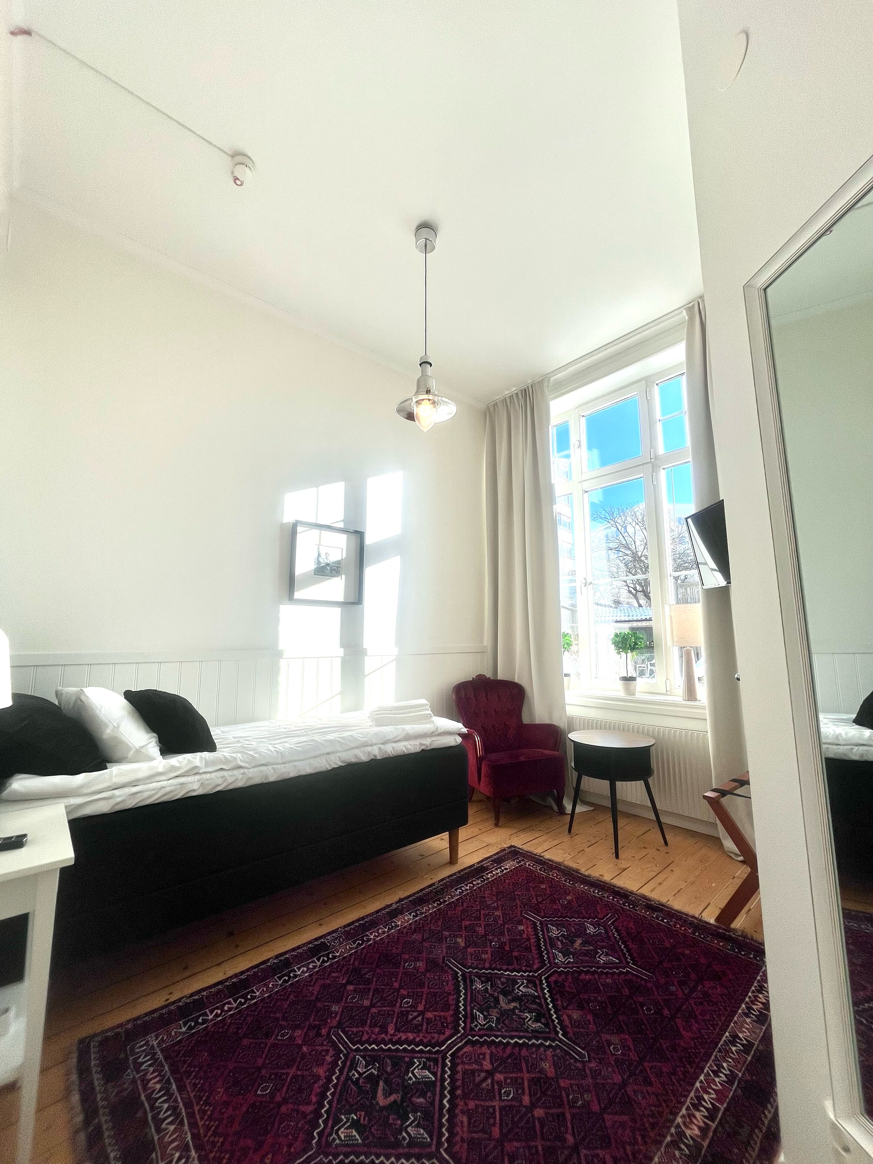 Enkeltrom | Lydisolert, strykejern/-brett, wi-fi (inkludert) og sengetøy