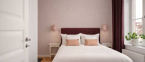 Un dormitorio ordenado con cama, lámparas de noche, una lámpara colgante y una ventana con cortinas.