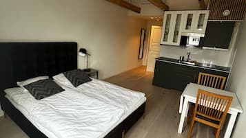 Business Studio, 1 Queen Bed | Soundproofing, iron/ironing board, free WiFi, bed sheets