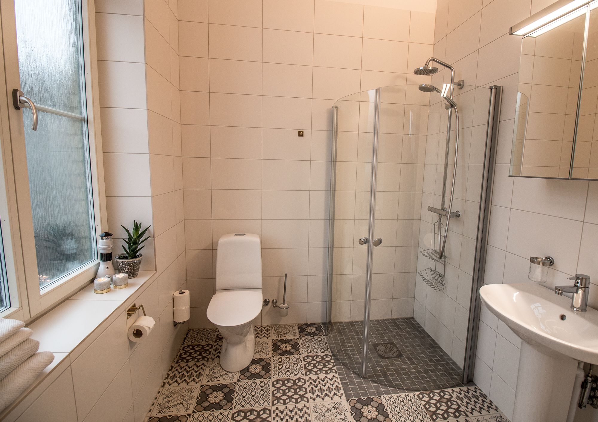 double room | bathroom shower