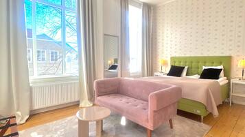 Premium Double Room, 1 Queen Bed | Soundproofing, iron/ironing board, free WiFi, bed sheets